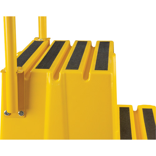 Escabeau industriel, 4 marches, 44" x 22-1/4" x Hauteur 65-1/8" Planification Entrepots Molloy