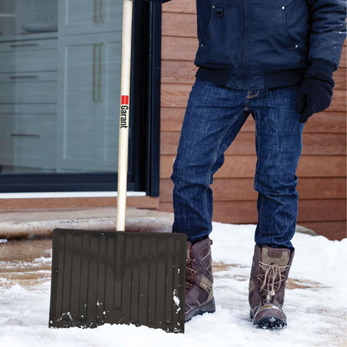 Pelle &agrave; neige Nordic, Lame Polypropyl&egrave;ne, Largueur 17-3/4", Manche Prise en D Planification Entrepots Molloy