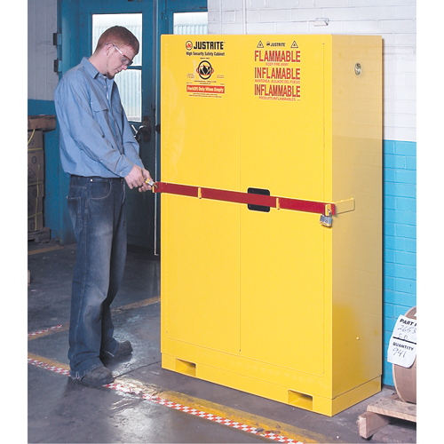 Armoire de rangement haute s&eacute;curit&eacute; avec barre en acier pour produits inflammables, 45 gal., 2 tablettes Planification Entrepots Molloy