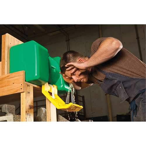 Poste de douche oculaire, Aliment&eacute; par gravit&eacute;, Capacit&eacute; 9 gal., Conformit&eacute; ANSI Z358.1 Planification Entrepots Molloy