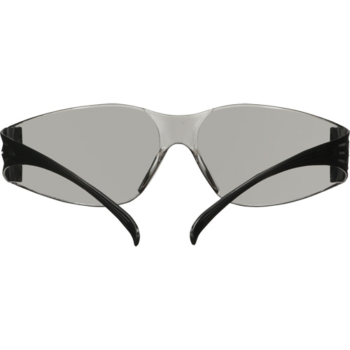 Lunettes de protection de s&eacute;rie 100 SecureFit, Lentille Gris/Int&eacute;rieur/ext&eacute;rieur, Antibu&eacute;e/Anti-&eacute;gratignures, ANSI Z87+/R&eacute;pond ou surpasse la norme CSA Z94.3 Planification Entrepots Molloy
