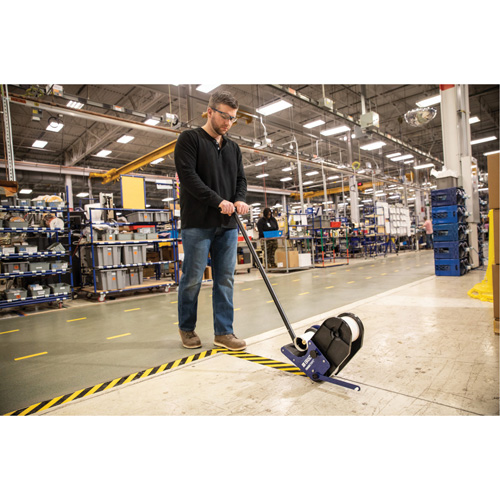 Ruban de marquage pour plancher ToughStripe Max, 2" x 100', Polyester, Noir et jaune Planification Entrepots Molloy