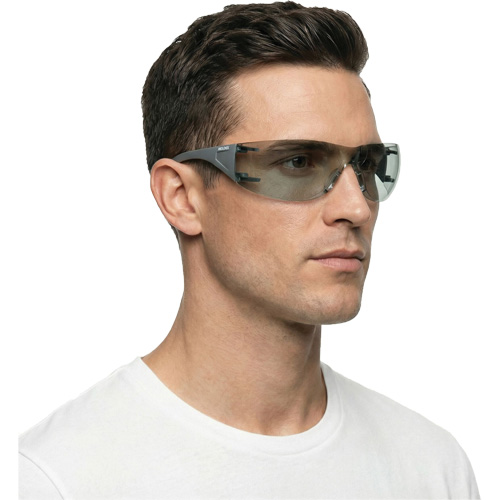 Lunettes de s&eacute;curit&eacute; Adapt Lite, Lentille Int&eacute;rieur/ext&eacute;rieur, Antibu&eacute;e/Anti-&eacute;gratignures, ANSI Z87+/R&eacute;pond ou surpasse la norme CSA Z94.3 Planification Entrepots Molloy