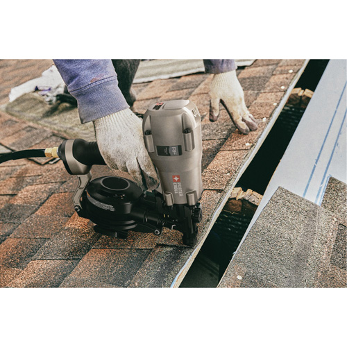 Cloueuse pneumatique &agrave; rouleau 15° pour toiture Planification Entrepots Molloy