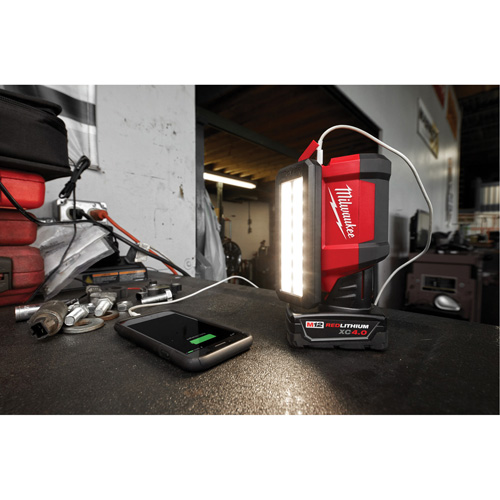 Projecteur &agrave; faisceau large pour entretien et r&eacute;paration avec chargeur USB M12 Rover, DEL, 700 lumens Planification Entrepots Molloy