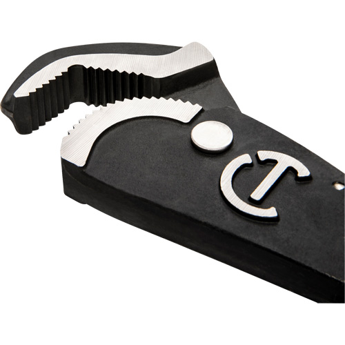 Cl&eacute; bimat&eacute;riau auto-ajustable pour tuyau, Cap des m&acirc;choires 1-1/2", Longueur 12", Fini Oxyde noir, Prise Coussin&eacute;e Planification Entrepots Molloy