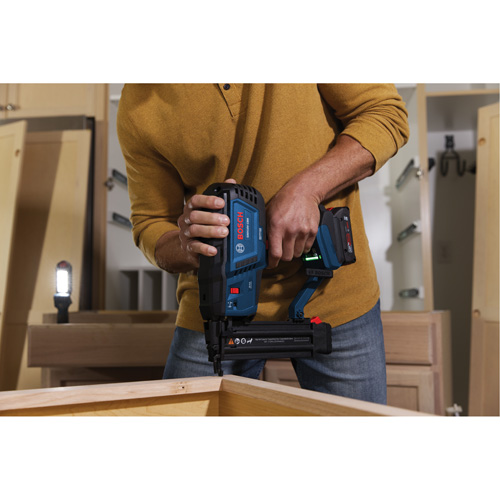 Brushless 18-Gauge Brad Nailer Kit with Standard Power Battery, 18 V, Lithium-Ion Planification Entrepots Molloy