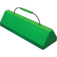 Cale de roue pour avion Checkers Safety SafeRay avec poign&eacute;e &agrave; c&acirc;ble, Ur&eacute;thane, Vert fluorescent, 24" la x 8" p x 6" h Planification Entrepots Molloy