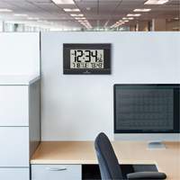 Horloge murale numérique à réglage automatique avec rétroéclairage automatique, Numérique, À piles, Noir OR501 | Planification Entrepots Molloy