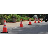Ensemble de c&ocirc;nes de signalisation et chaînes, 28", Orange, Bande(s) r&eacute;fl&eacute;chissante(s) 4" & 6" Planification Entrepots Molloy