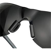 Lunettes de s&eacute;curit&eacute; Adapt Lite, Lentille Fum&eacute;e, Antibu&eacute;e/Anti-&eacute;gratignures, ANSI Z87+/R&eacute;pond ou surpasse la norme CSA Z94.3 Planification Entrepots Molloy