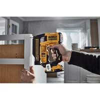 ATOMIC COMPACT SERIES Brushless Cordless 23 Ga. Pin Nailer Kit, 20 V, Lithium-Ion Planification Entrepots Molloy