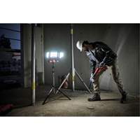 Lampe de travail &agrave; DEL professionnelle &agrave; panneaux pliants lumens sans fil 18V sur tr&eacute;pied, DEL, 3600 lumens Planification Entrepots Molloy